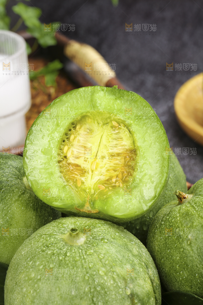 深底上的绿宝甜瓜