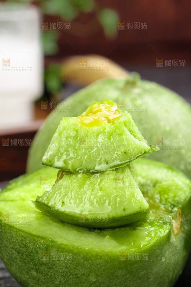 深底上的绿宝甜瓜