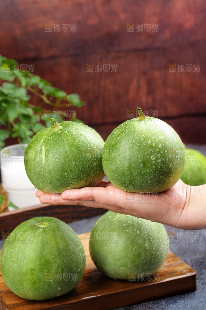 深底上的绿宝甜瓜