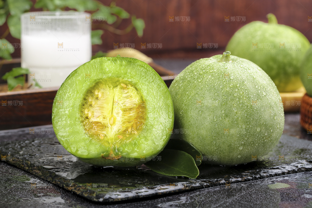 深底上的绿宝甜瓜
