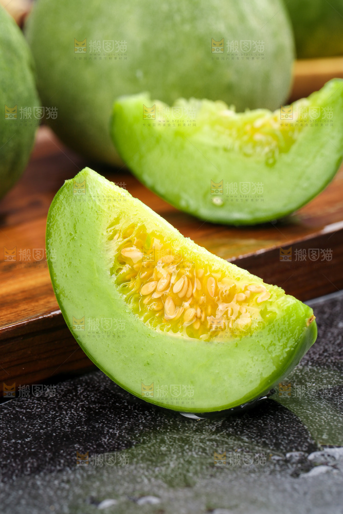 深底上的绿宝甜瓜