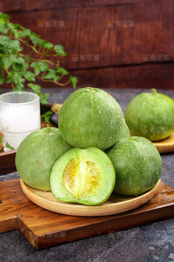 深底上的绿宝甜瓜