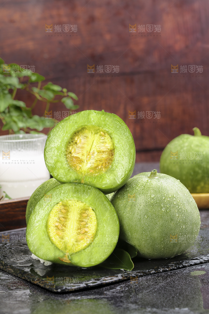 深底上的绿宝甜瓜