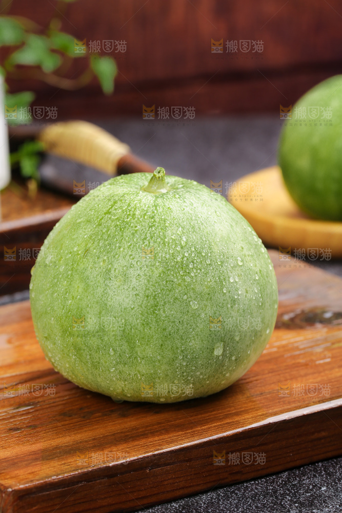 深底上的绿宝甜瓜
