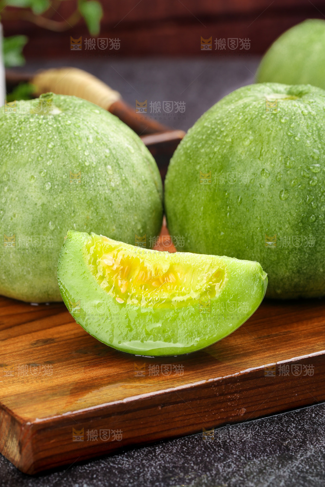 深底上的绿宝甜瓜