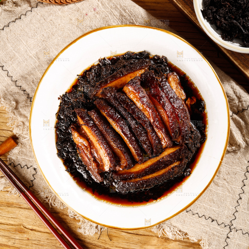盘子里的梅干菜扣肉