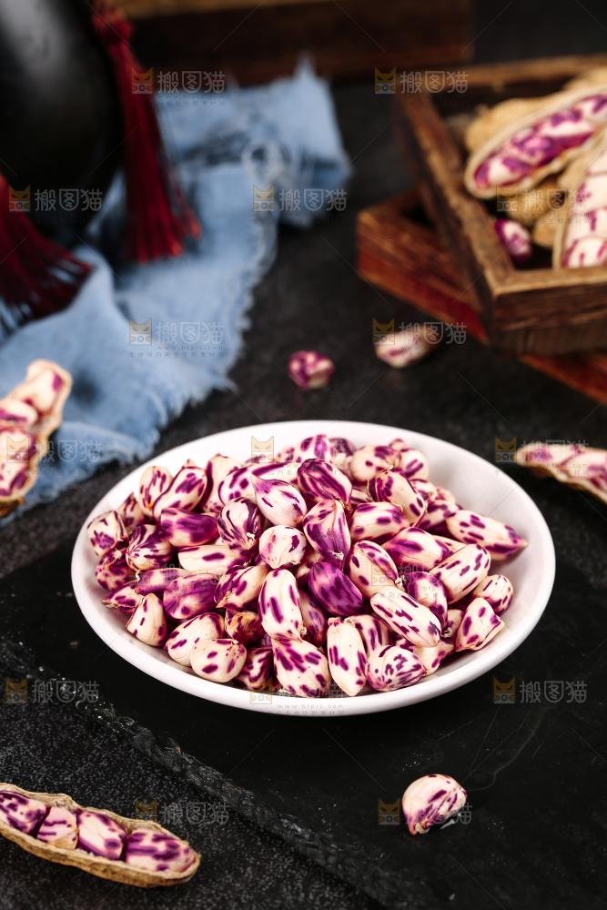 深底上的七彩花生