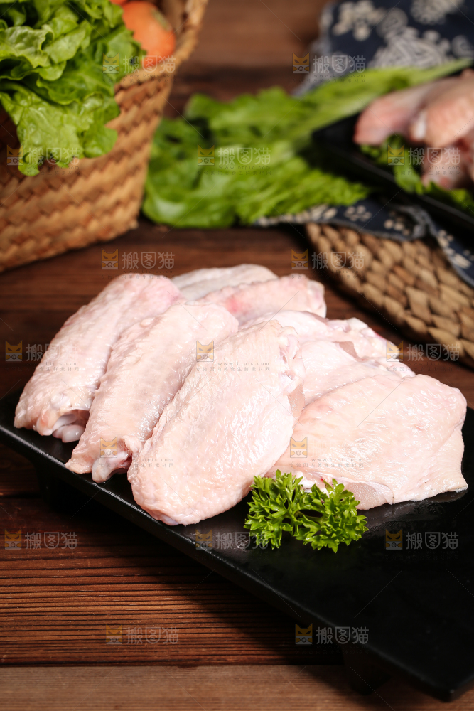 深底上的鸡翅中