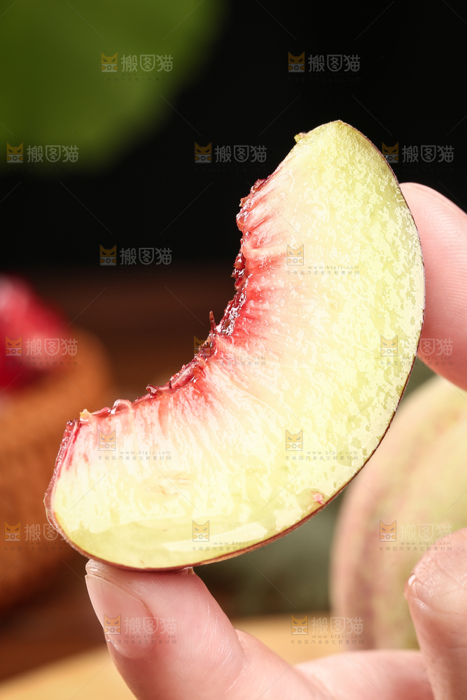 木底上的青州蜜桃