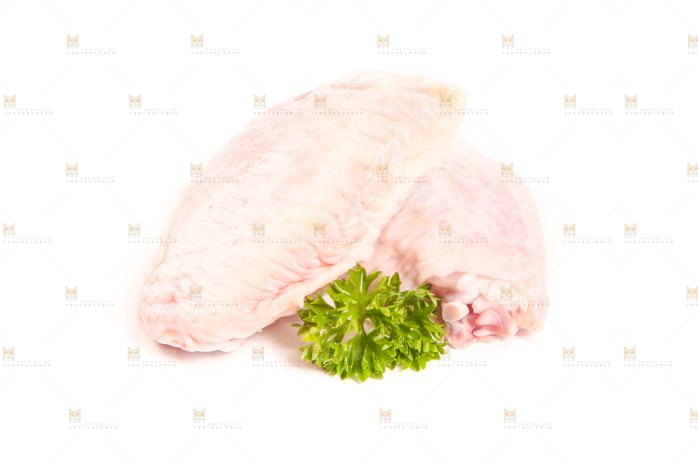 白底上的新鲜鸡翅中
