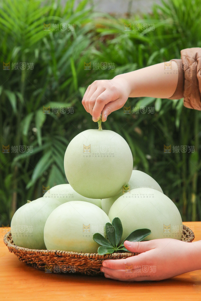 手里拿着玉菇甜瓜