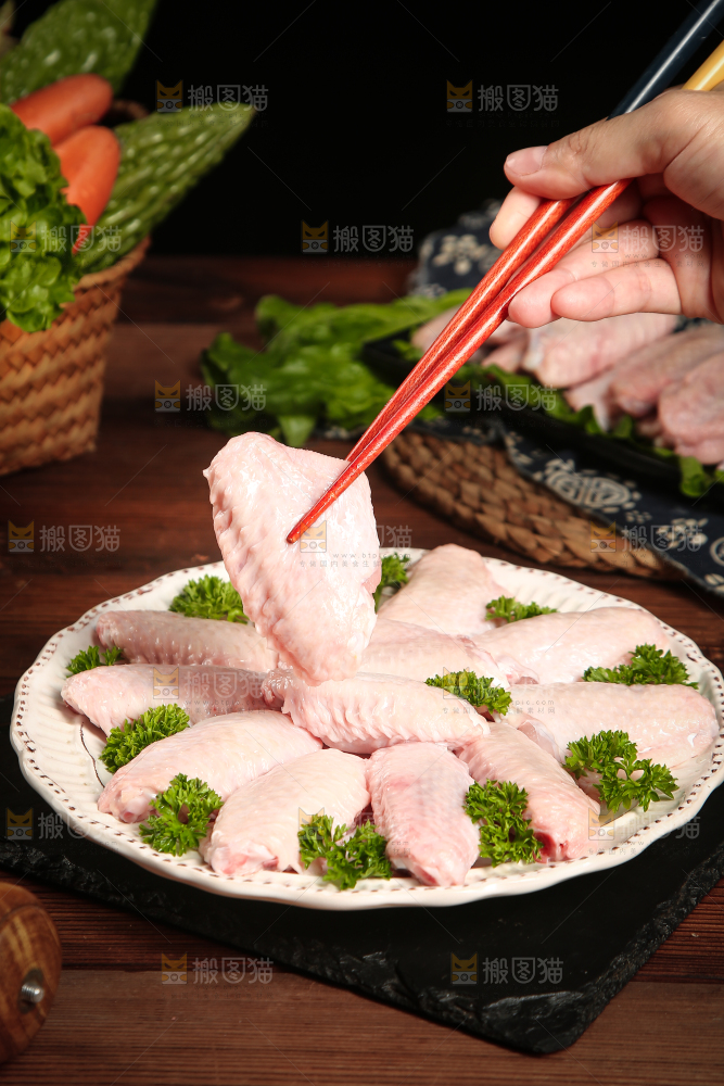 深底上的鸡翅中