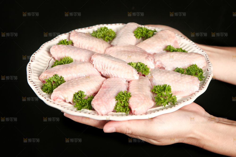 深底上的鸡翅中