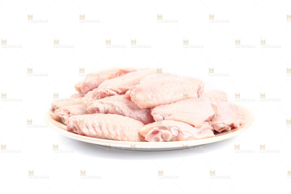 白底上的新鲜鸡翅中