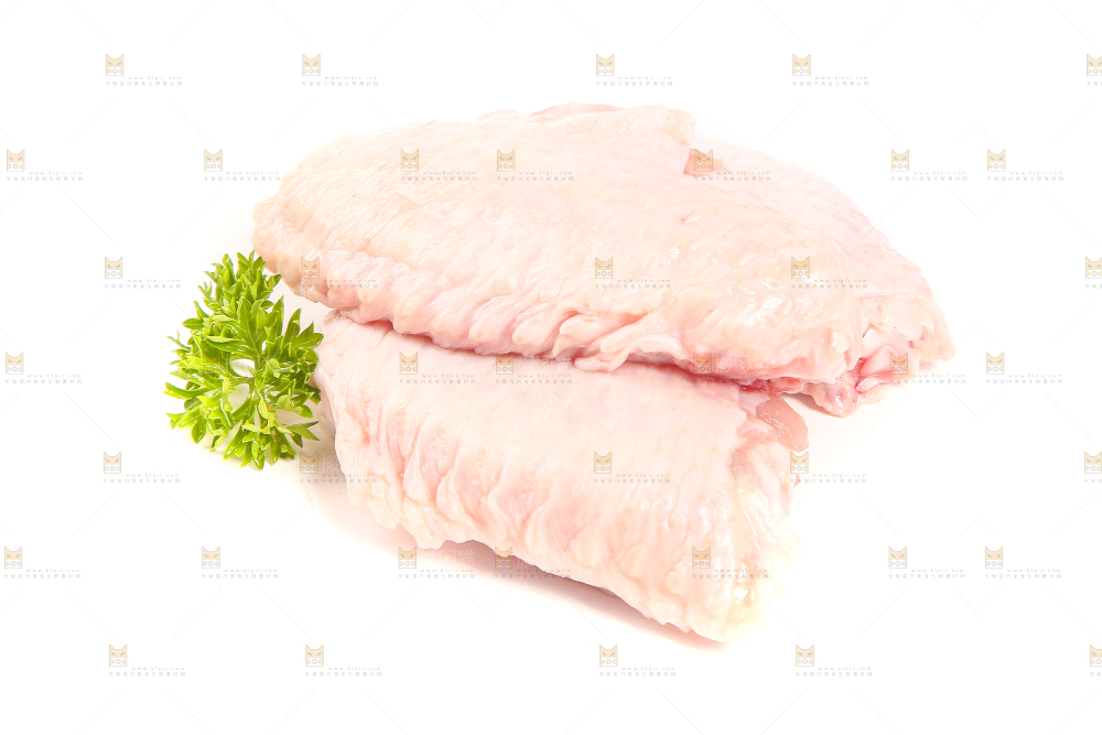 白底上的新鲜鸡翅中