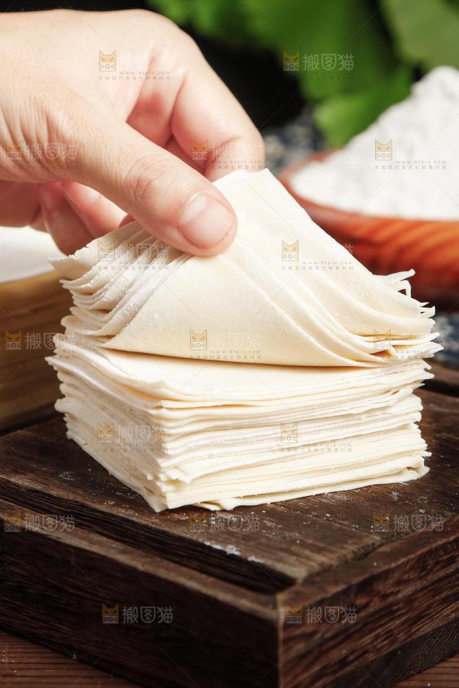 深底上的馄饨皮