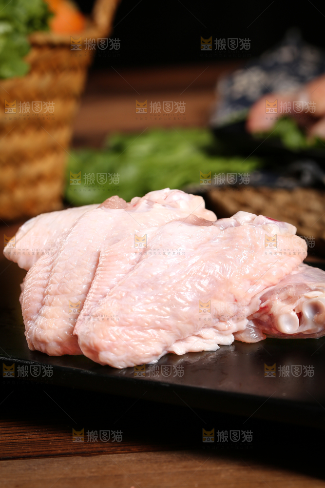 深底上的鸡翅中