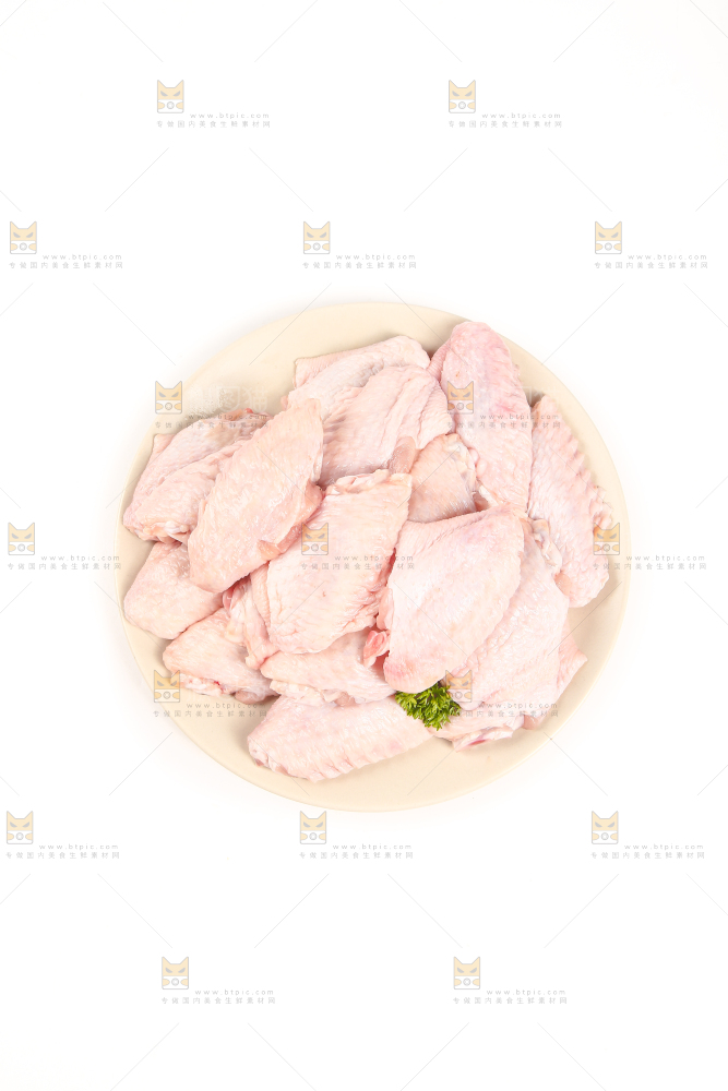 白底上的新鲜鸡翅中