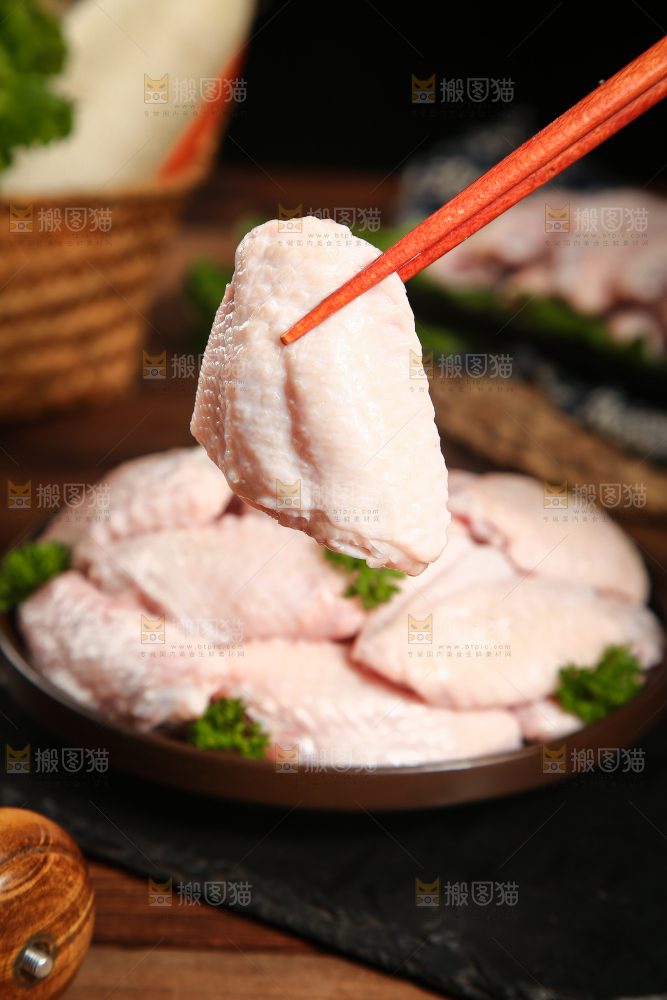 深底上的鸡翅中