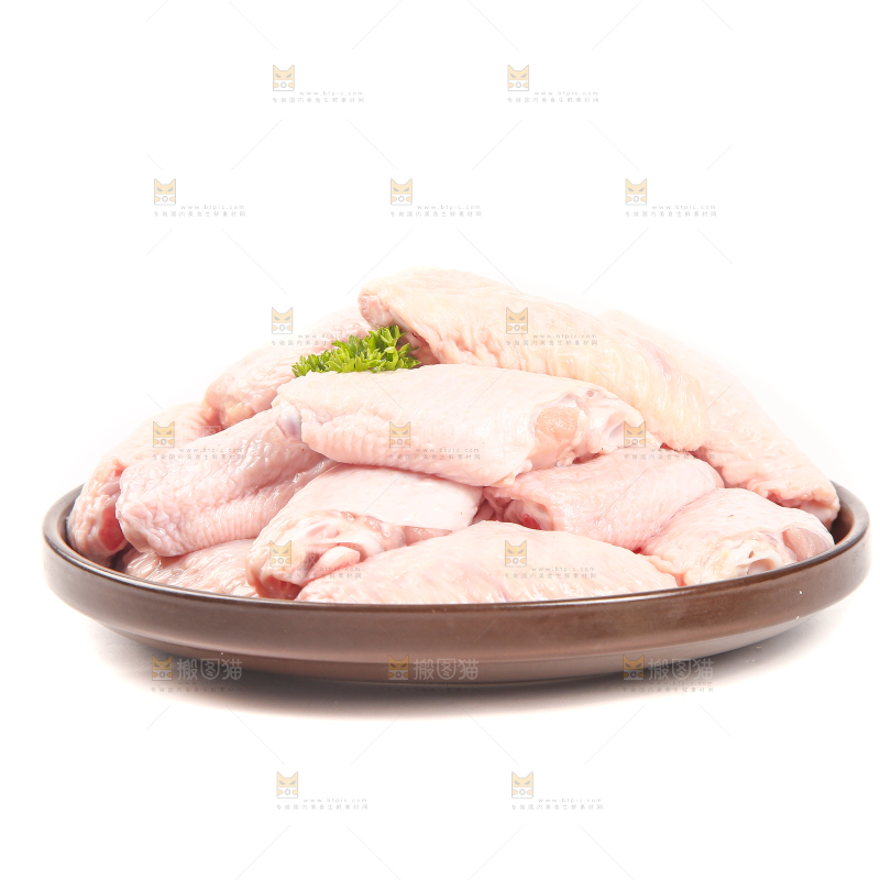 白底上的新鲜鸡翅中