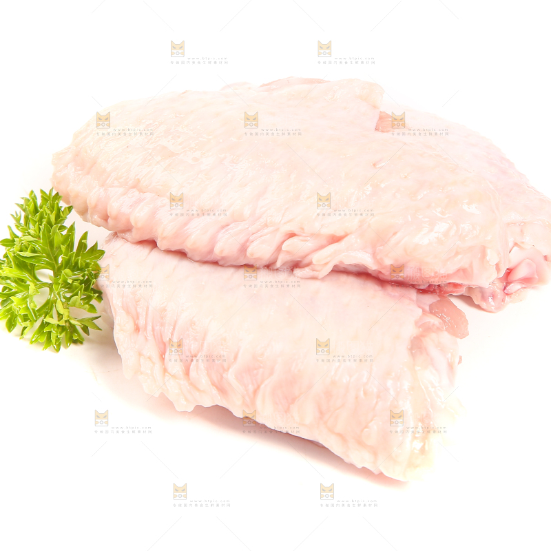 白底上的新鲜鸡翅中