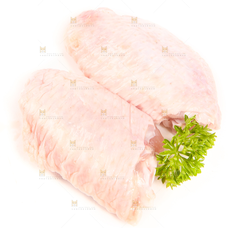 白底上的新鲜鸡翅中
