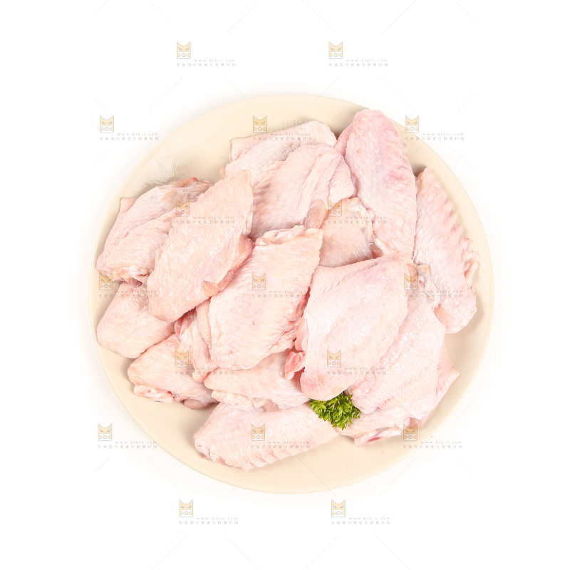 白底上的新鲜鸡翅中
