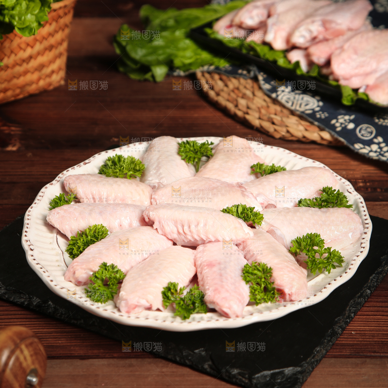 深底上的鸡翅中