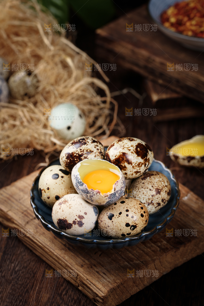 深底上的新鲜鹌鹑蛋