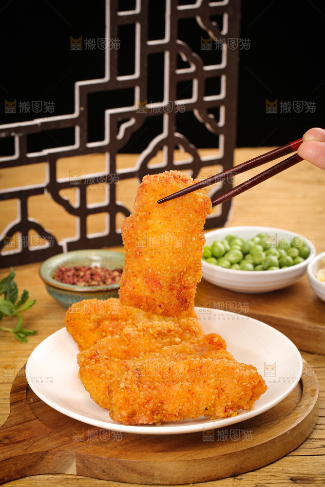 木底上的炸鱼块