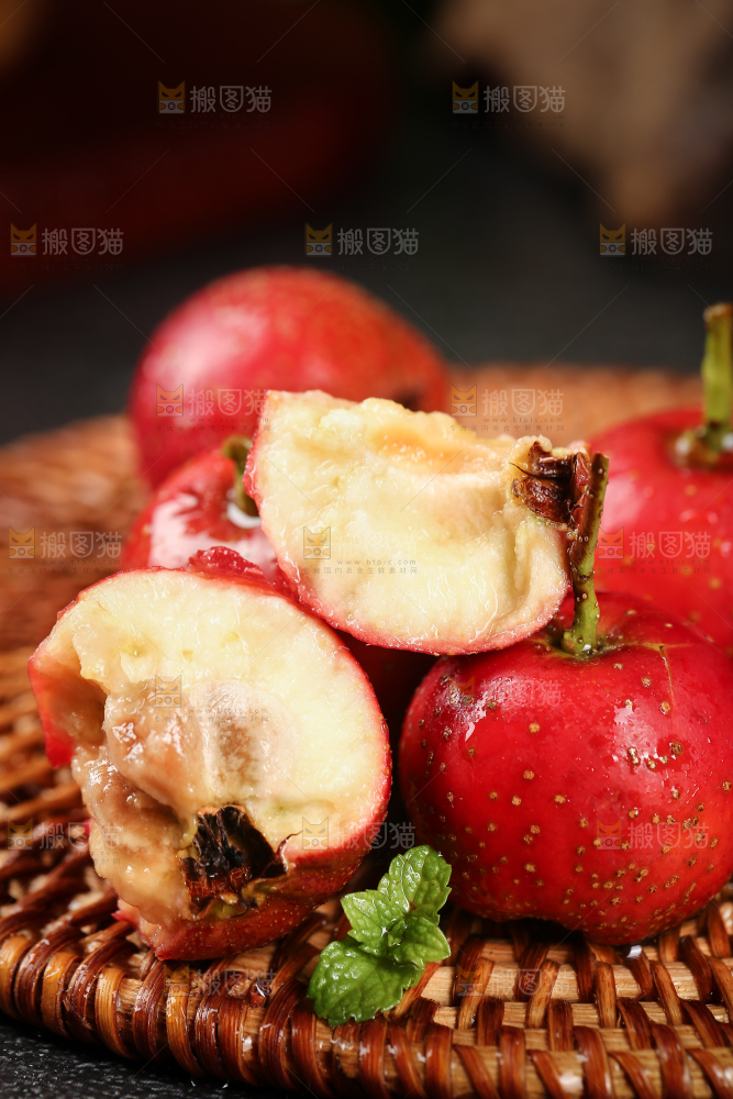 深底上的新鲜山楂