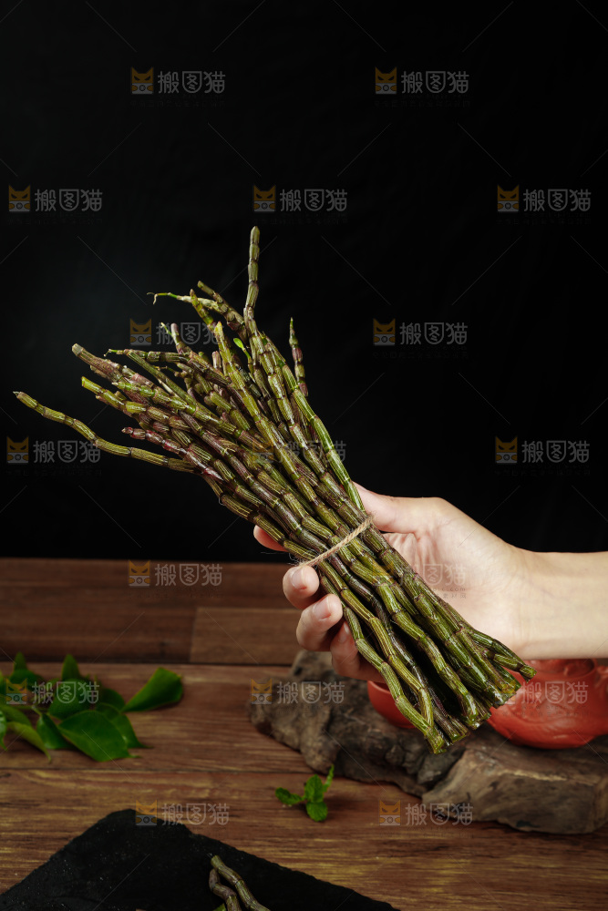 深底上的石斛鲜条