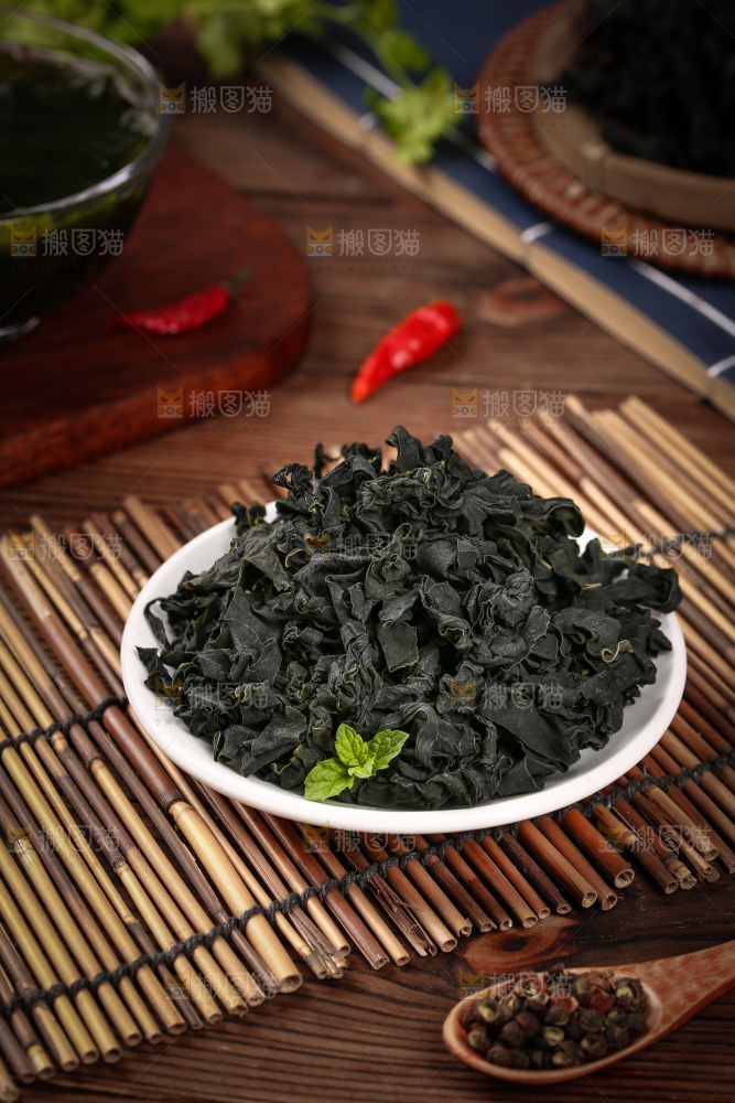 深底上的裙带菜