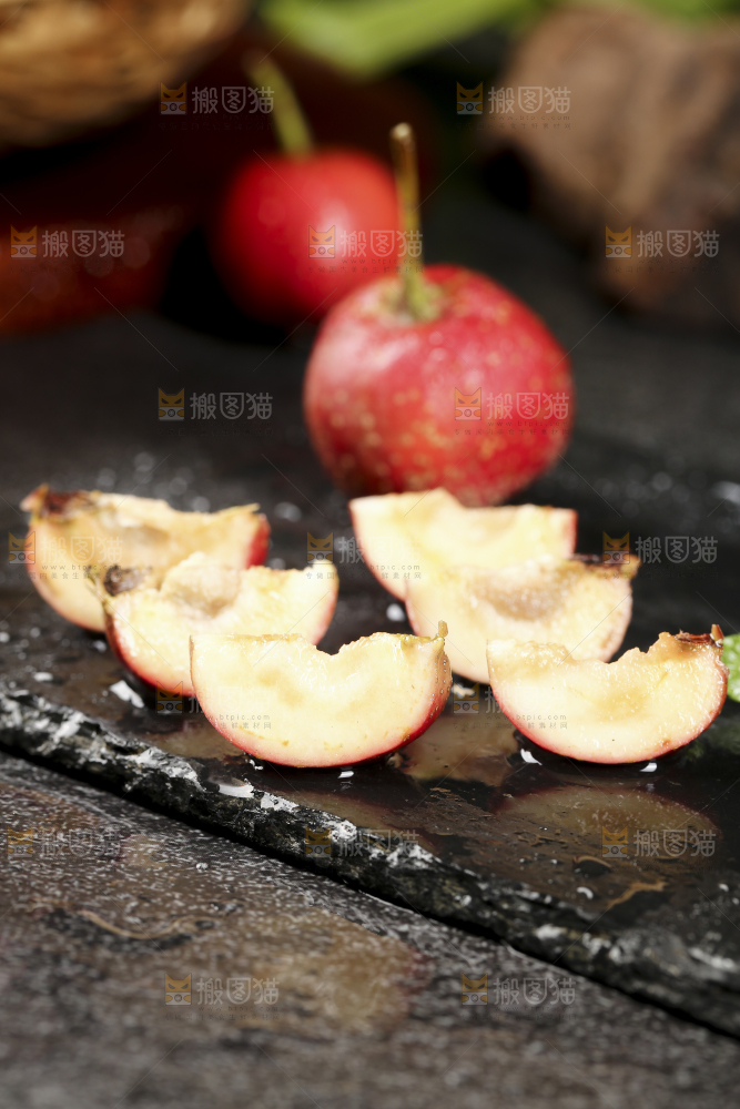 深底上的新鲜山楂