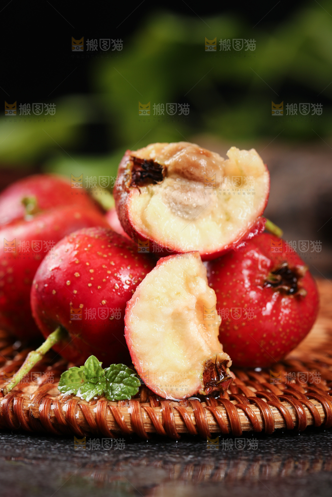 深底上的新鲜山楂