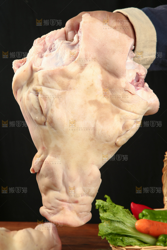 深底上的猪头肉