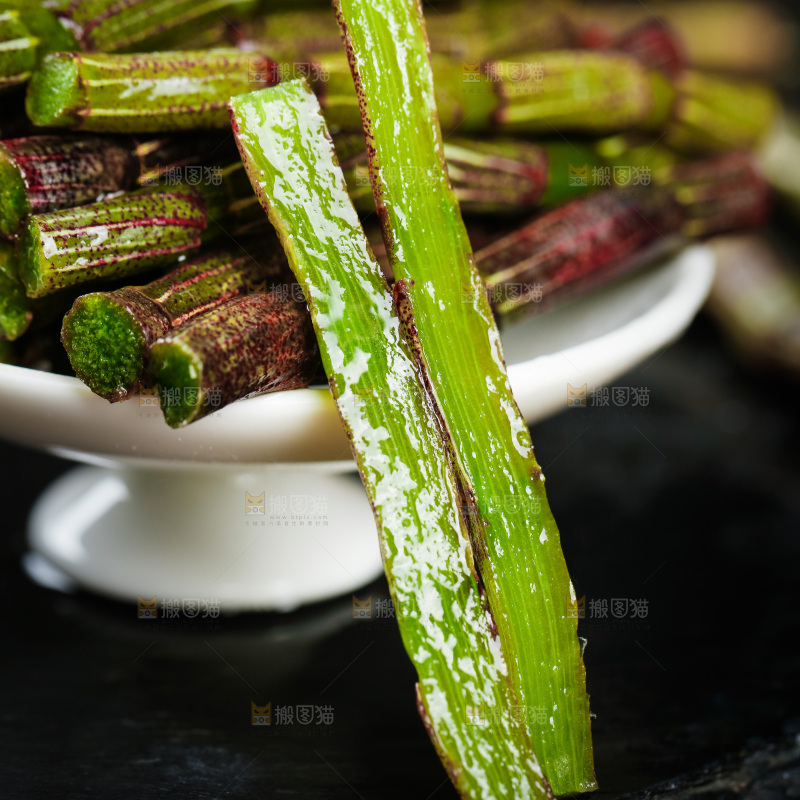 深底上的石斛鲜条