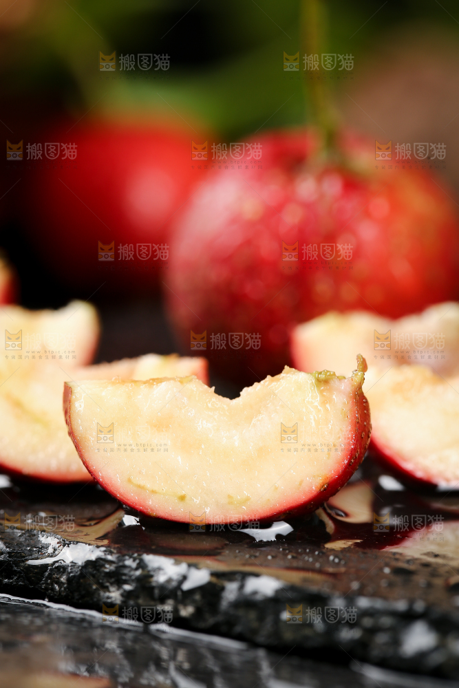 深底上的新鲜山楂