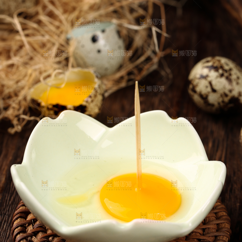 深底上的新鲜鹌鹑蛋