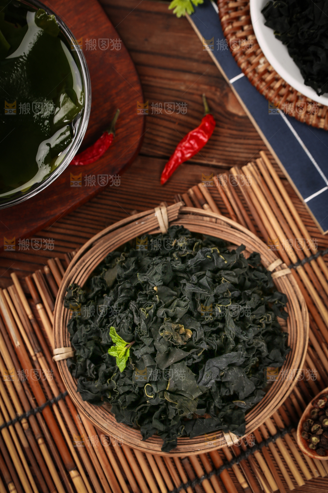 深底上的裙带菜