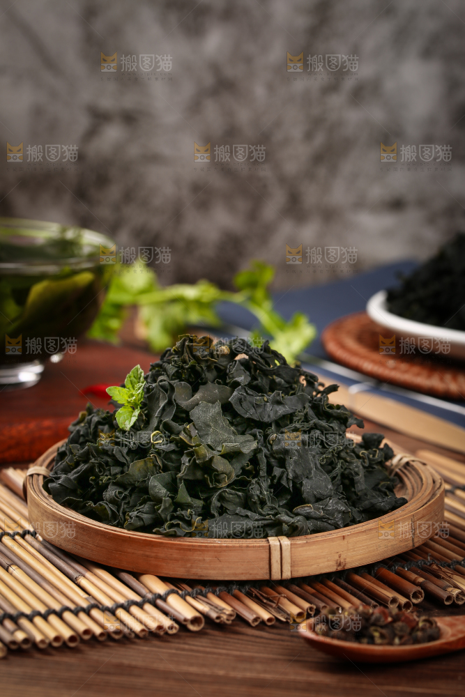 深底上的裙带菜