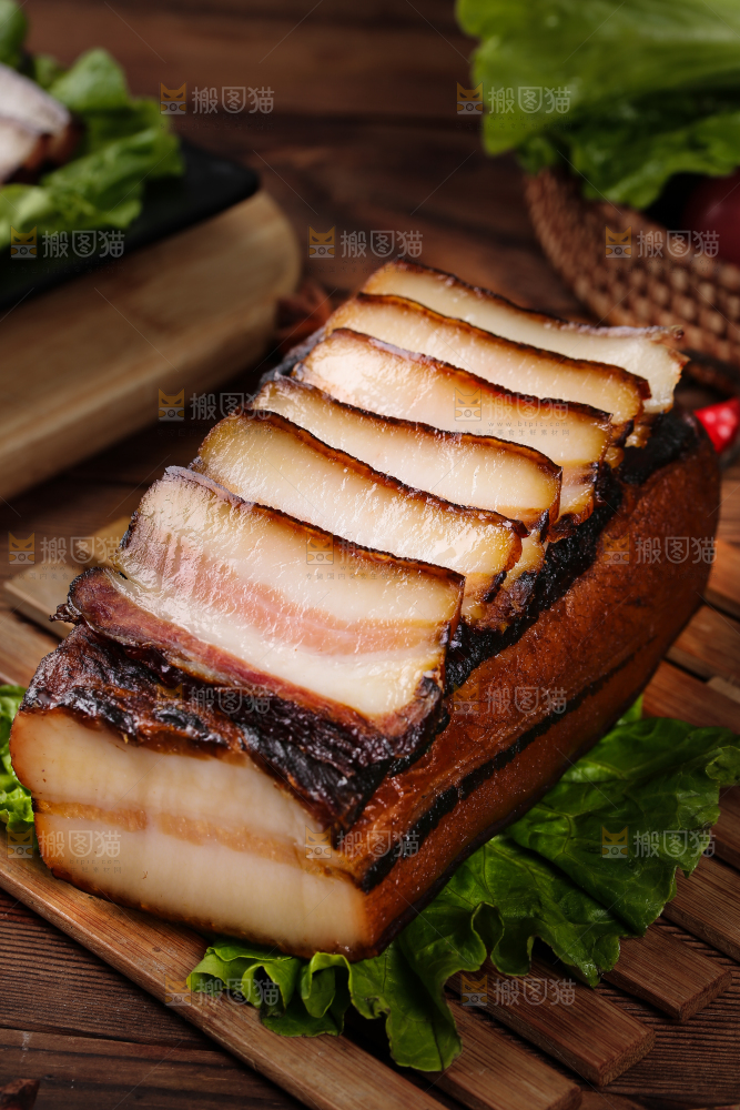 深底上的烟熏腊肉