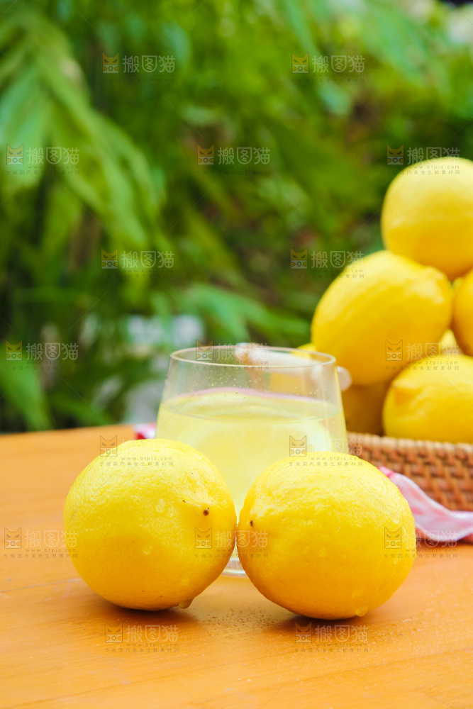 木底上的柠檬