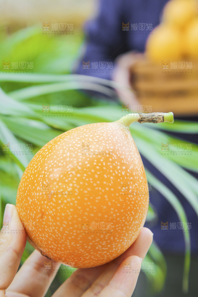 手里拿着热情果