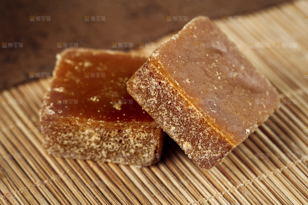 深底上的红糖块