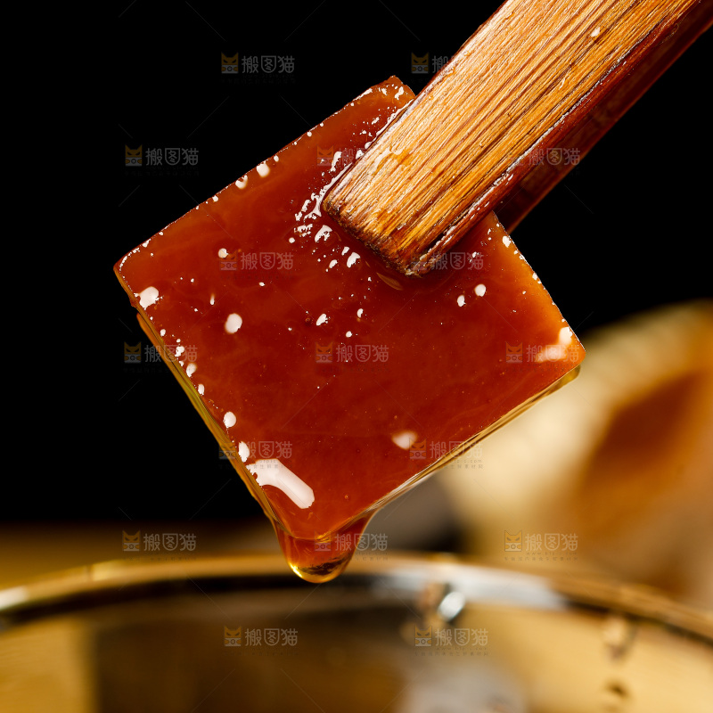 深底上的红糖块