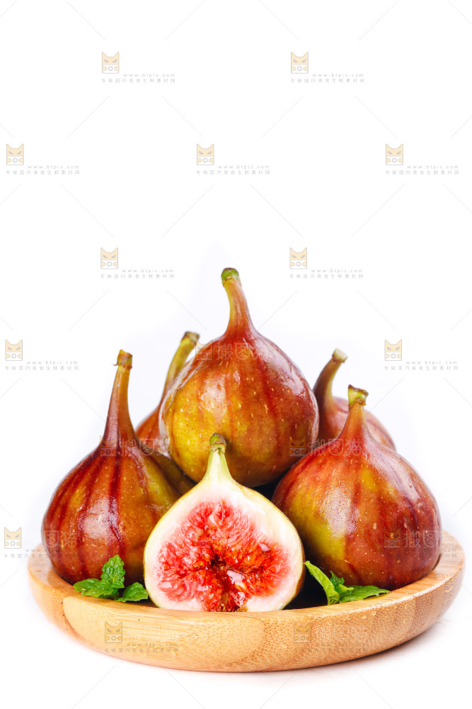 白底上的新鲜无花果