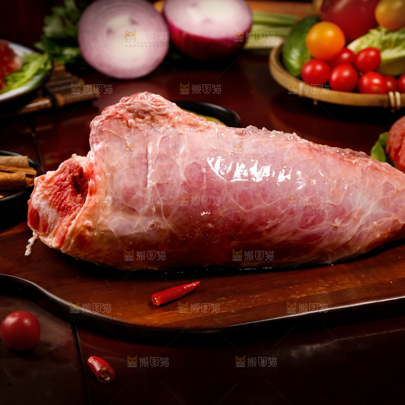 深底上的新鲜牛肉