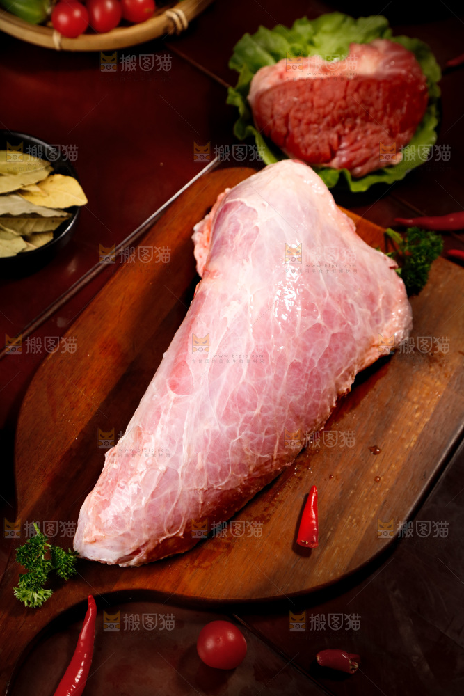 深底上的新鲜牛肉