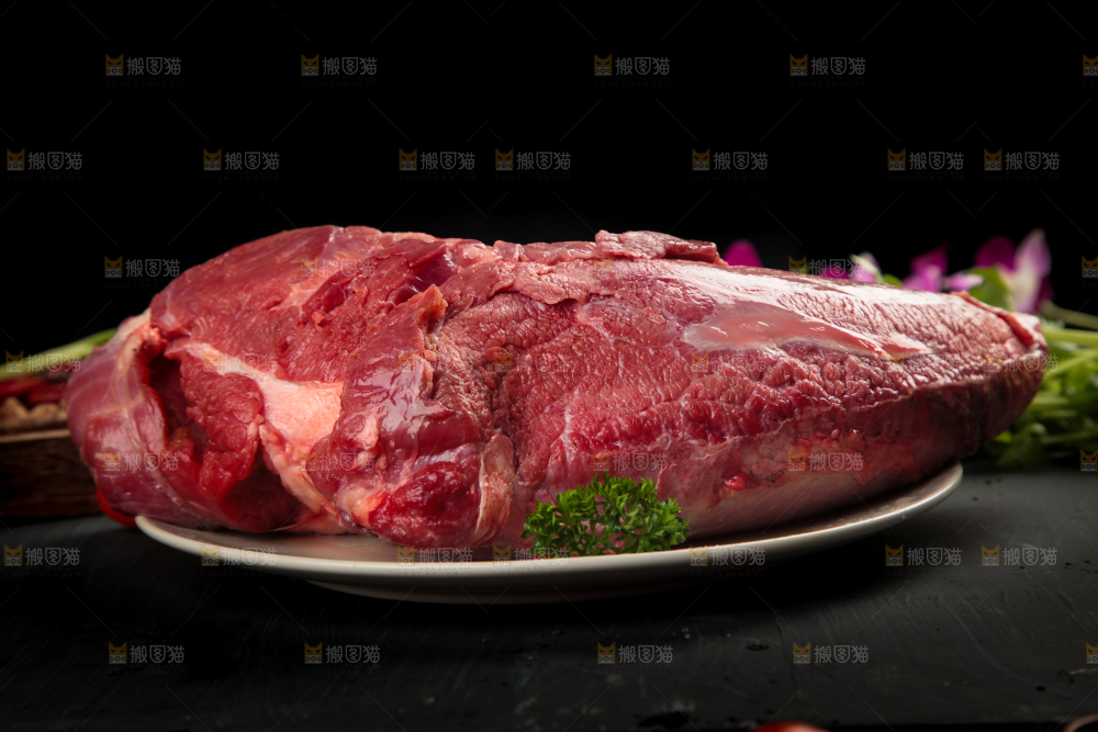 深底上的新鲜牛肉